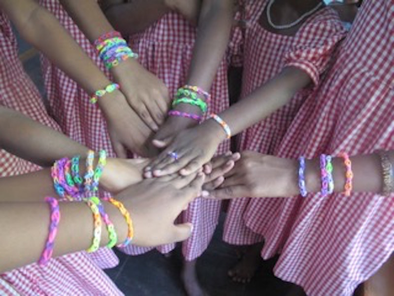 mains_filles_bracelets.jpeg